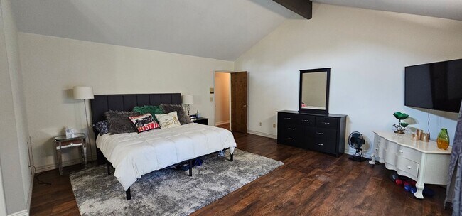 Building Photo - Contemporary Ranch in a beautiful, quiet s...