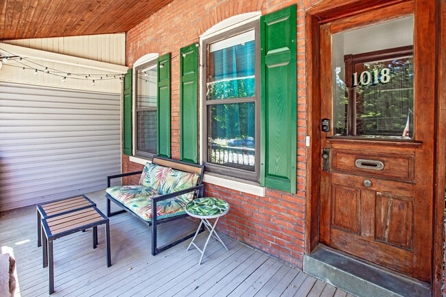 Building Photo - Charming and unique 3 bedroom, 3 bath townhome near Brandywine River and Zoo