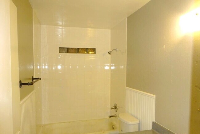 Building Photo - Duplex Located Near Take-Out, Park, & Clos...