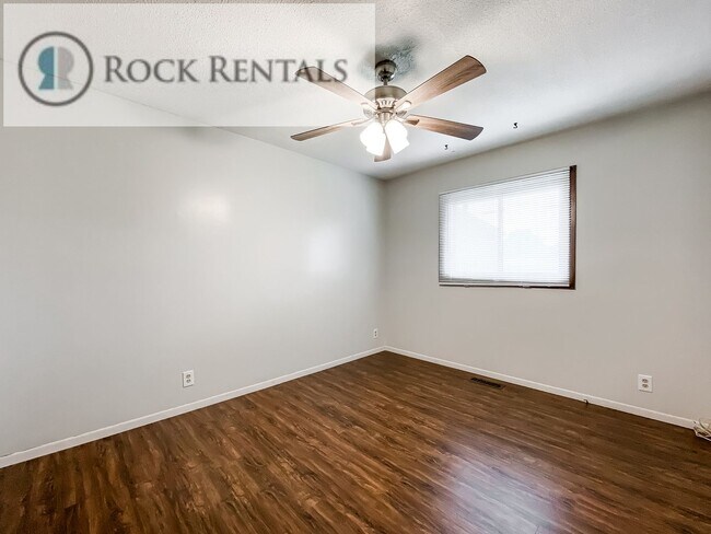 Building Photo - 903 E 24th Ave