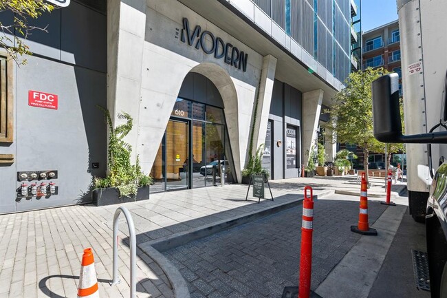 Building Photo - 610 Davis St