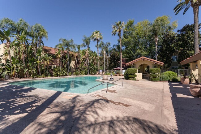 Building Photo - Villa Borgata Condo with Newer Flooring, P...