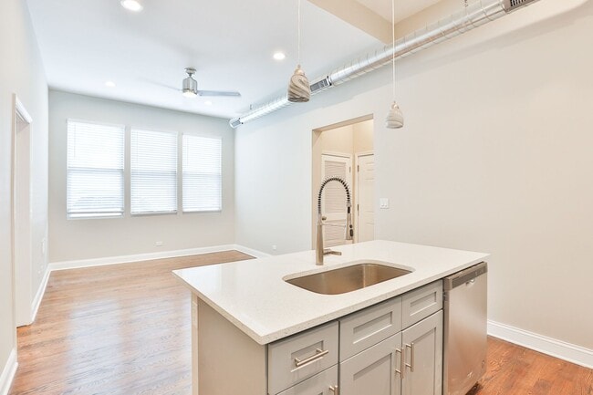 Building Photo - Gorgeous 1Bed in Logan Square! Condo Quality! In-Unit Laundry! Central Air! Stainless Steel!