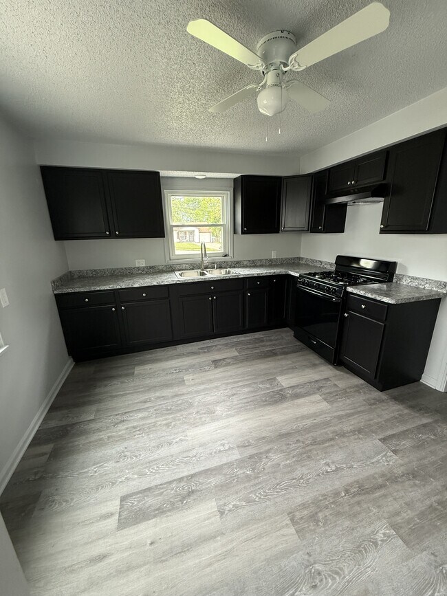 Building Photo - 44 S Bon Air Ave