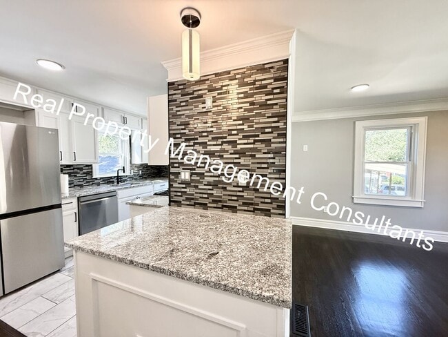 Building Photo - Beautifully Renovated 3-Bedroom, 2-Bath Ho...