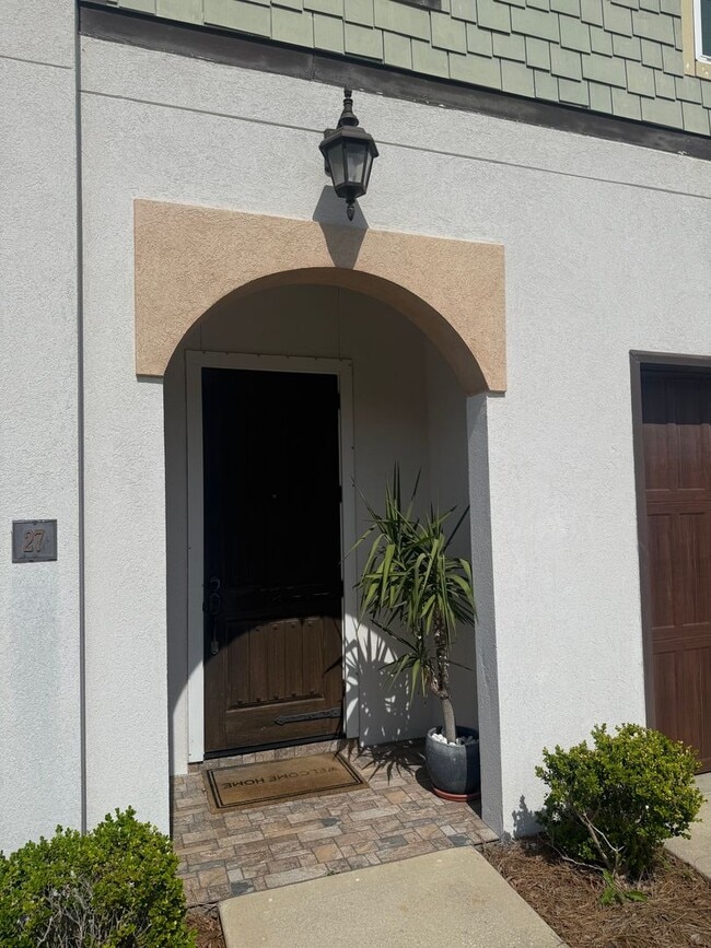 Building Photo - Updated Townhouse in Destin with Garage!