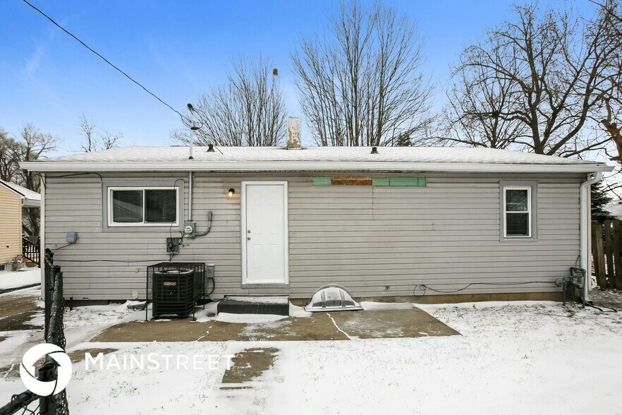 Building Photo - 528 S Bosart Ave