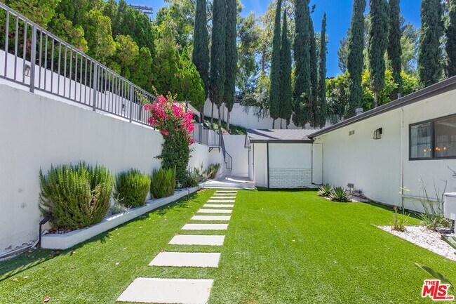 Building Photo - 16733 Oak View Dr