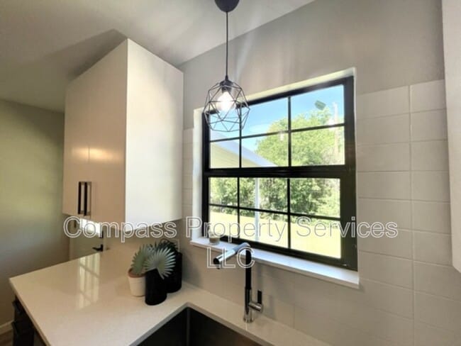 Building Photo - 2321 Glendale Dr