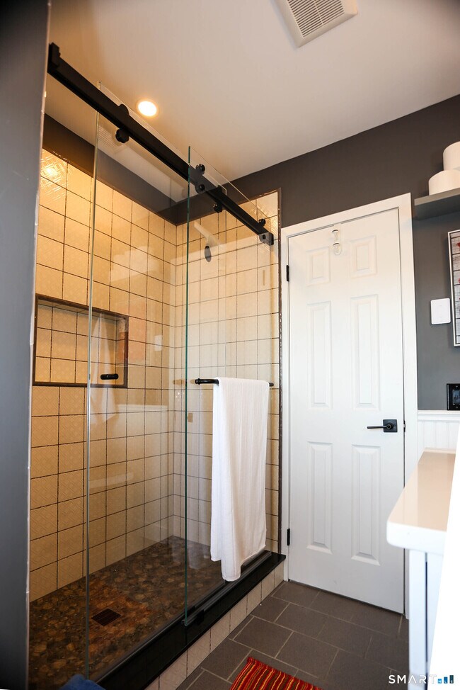 Building Photo - 36 Turn of River Rd