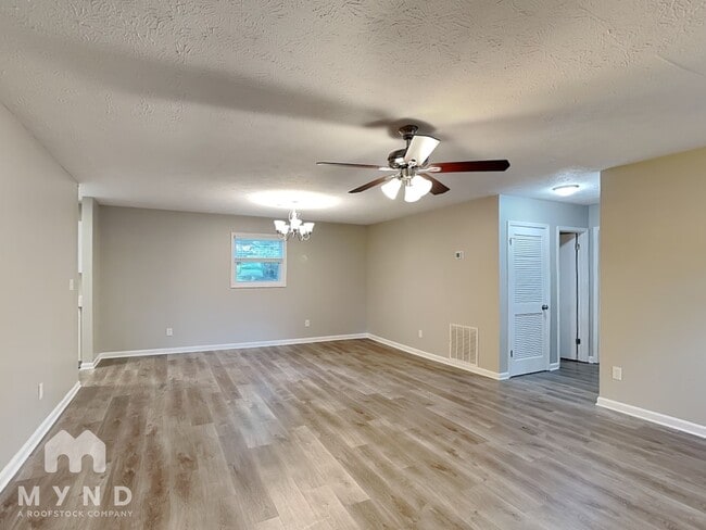 Building Photo - 549 Village Run