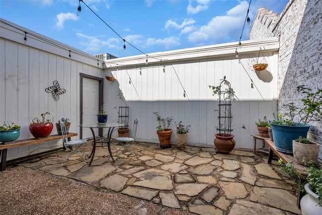 Building Photo - 1223 Saxony Ln