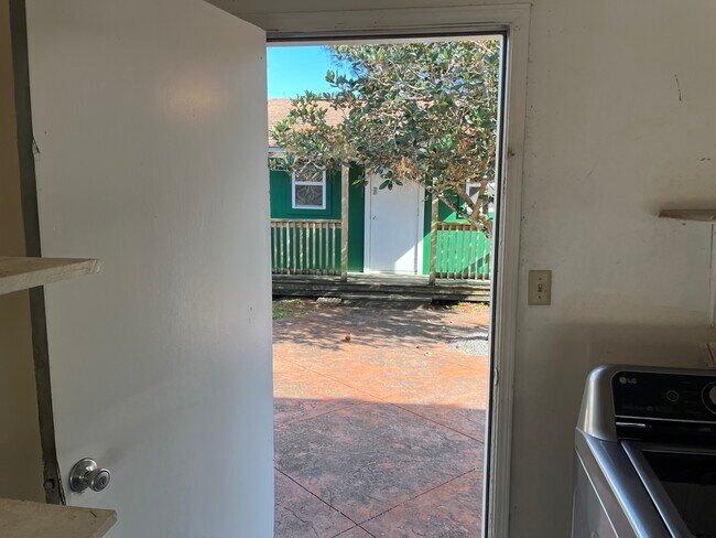 Building Photo - 1423 Mixon Dr