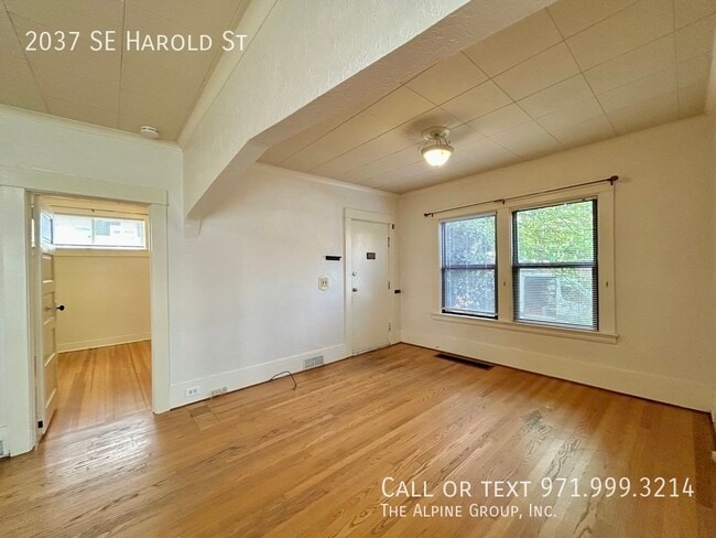 Building Photo - 2037 SE Harold St