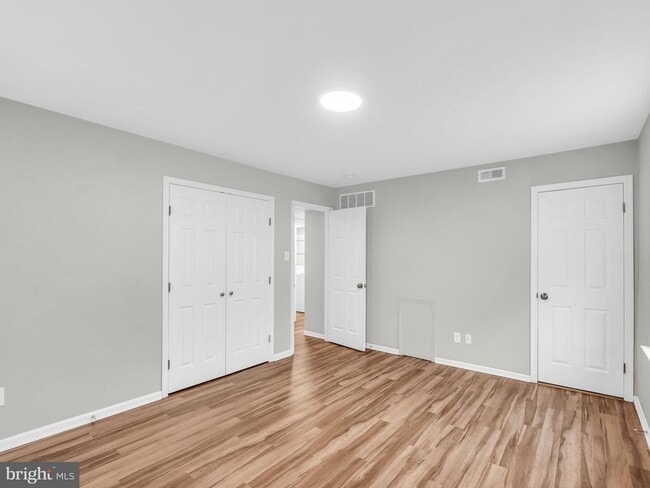 Building Photo - 572A Thrush Ct