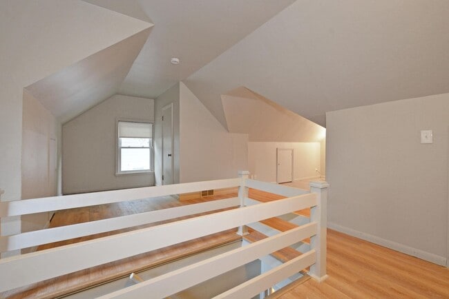 Building Photo - Beautiful 3-Bedroom 1.5-Bathroom Available...