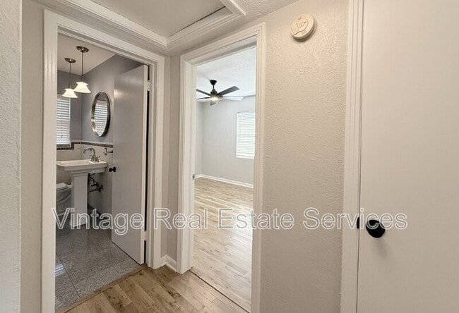 Building Photo - 105 N Aurora Ave