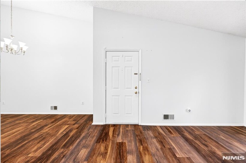 Building Photo - 556 Holly Ct