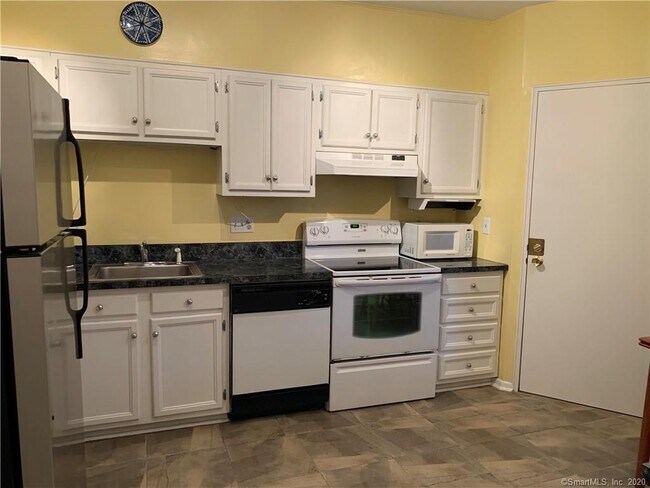 Building Photo - 13 Hills Ln