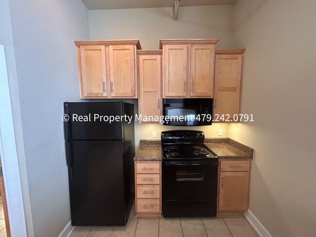 Building Photo - $850 MOVE-IN SPECIAL (does not include app...