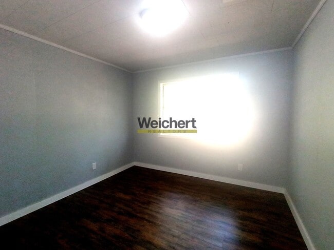 Building Photo - Remodeled 3bed/1bath with fenced backyard