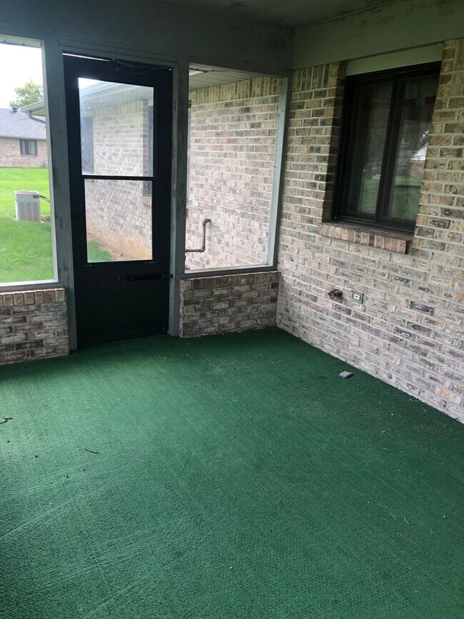 Building Photo - 2 Bedroom / 1.5 Bath Condo