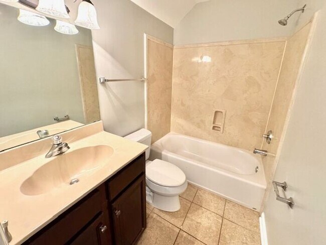 Building Photo - Fantastic Home In A Great Location! Spacio...