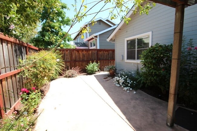 Building Photo - 1801 Foxboro St