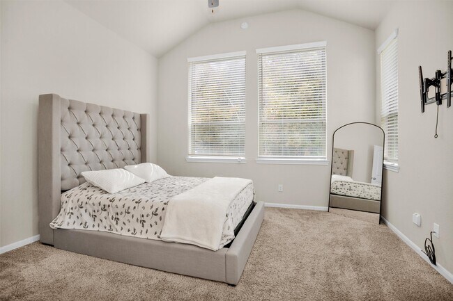 Building Photo - 28100 Rocky Heights Dr