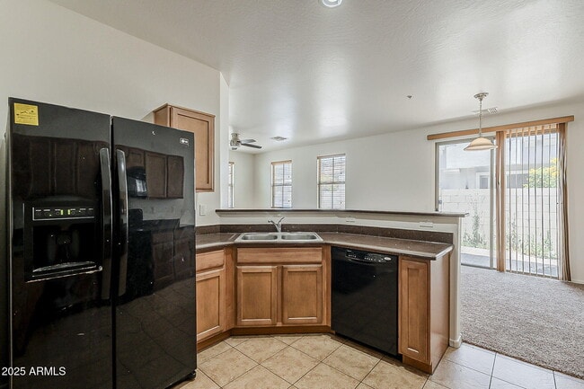 Building Photo - 3022 E Donner Dr