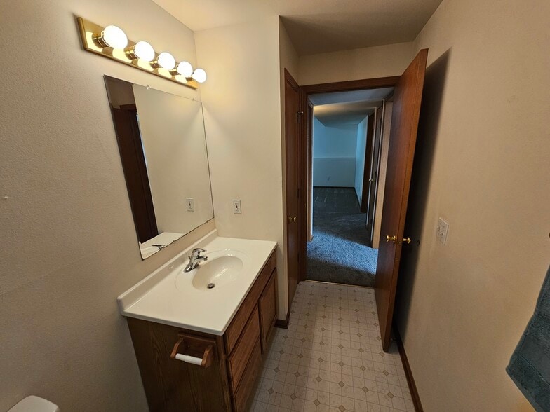 Linen Closet - 609 Eagle Crest Ct