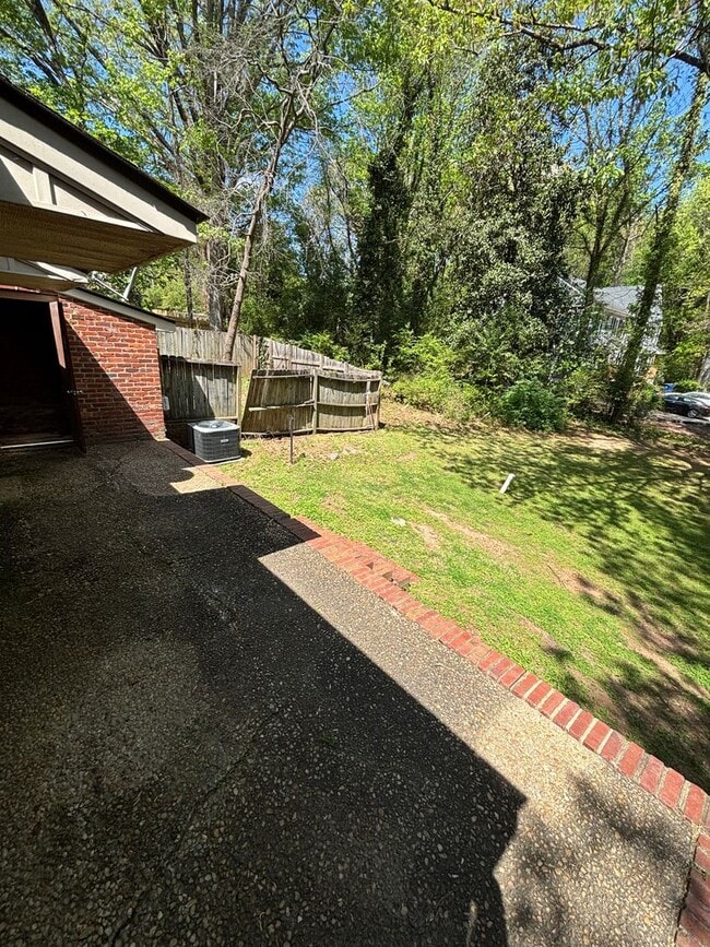 Building Photo - 2 Bedrooms / 1.5 Bathrooms ~ Crossroads Area ~