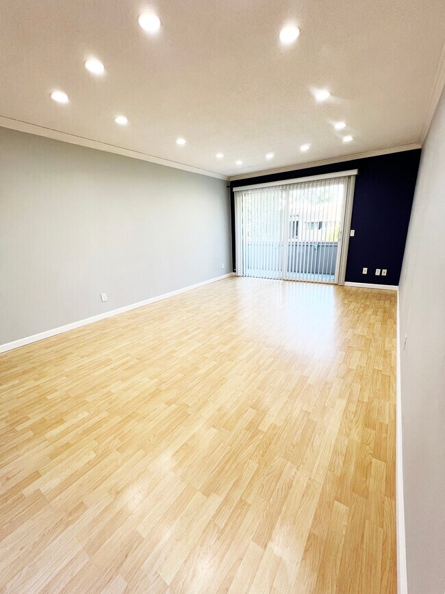 Building Photo - 2452 W Bayshore Rd