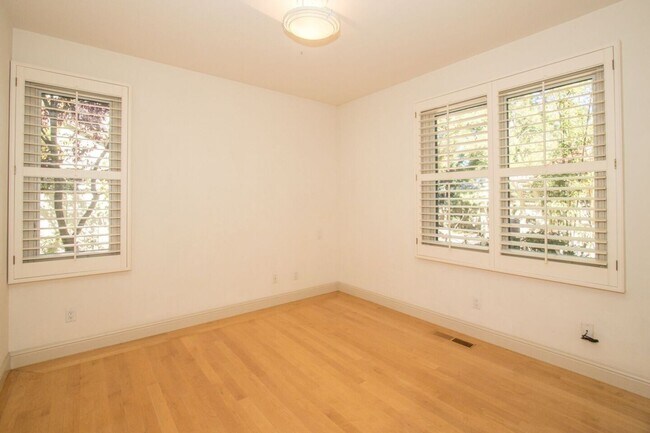 Building Photo - Spacious Executive Home in the Heart of Mi...