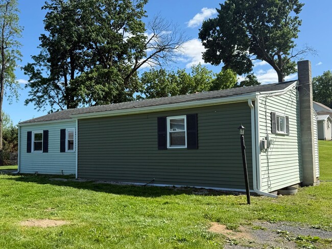 Building Photo - Nice two bedroom house in Shippesnburg