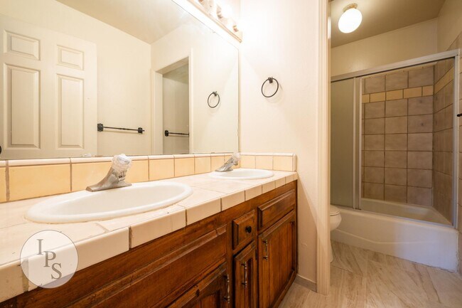 Building Photo - Colett:7579