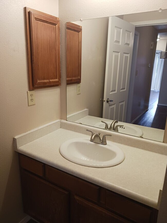 Building Photo - AFFORDABLE & CUTE!