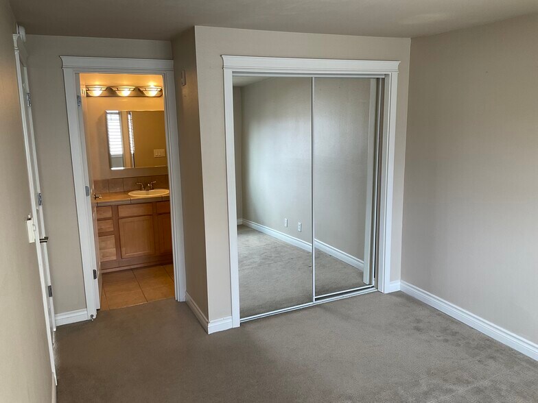 Building Photo - 2200 Thorndyke Ave W