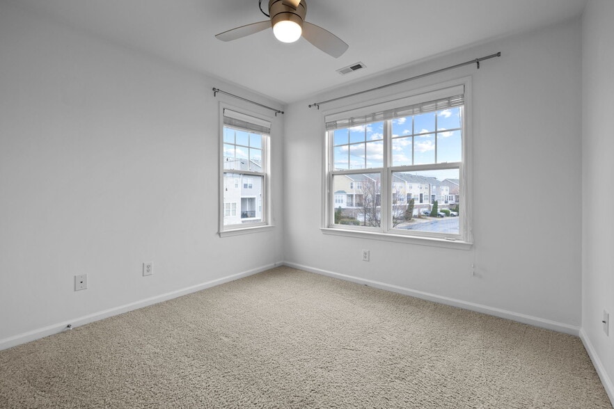 Building Photo - 10122 Glen Autumn Rd