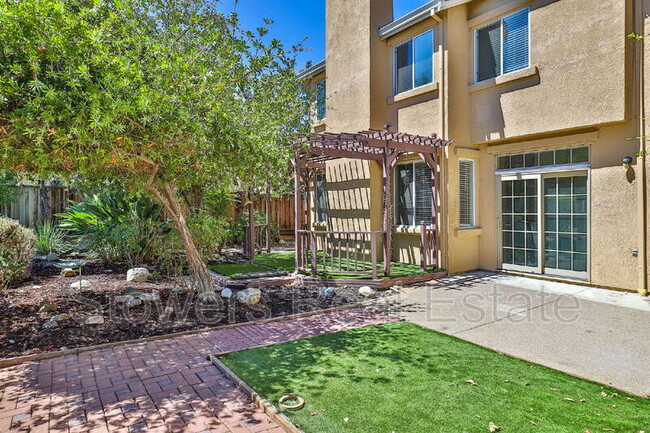 Building Photo - 2041 Crater Peak Way