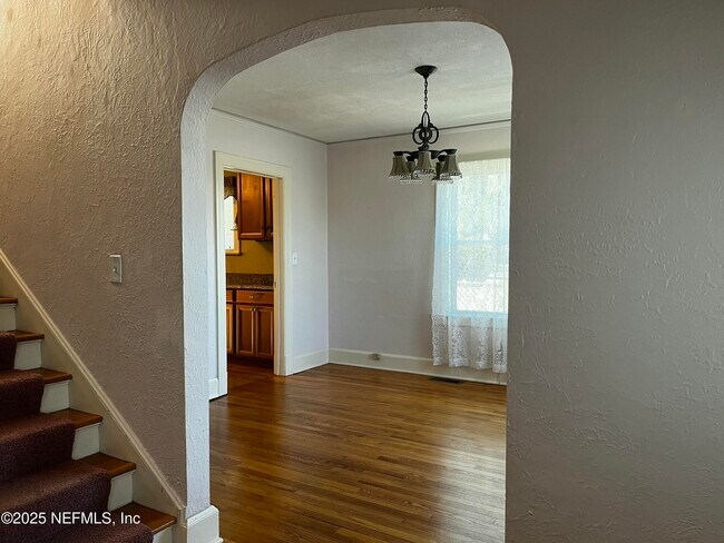 Building Photo - 1924 Arcadia Pl