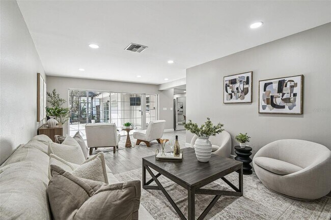 Building Photo - 2 S Treasure Dr