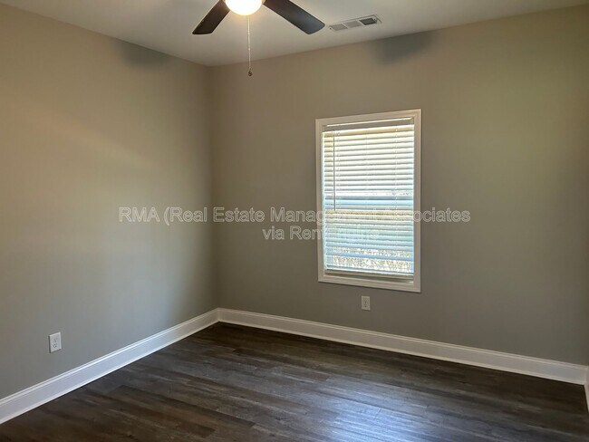 Building Photo - 202 Autumn Ridge Dr