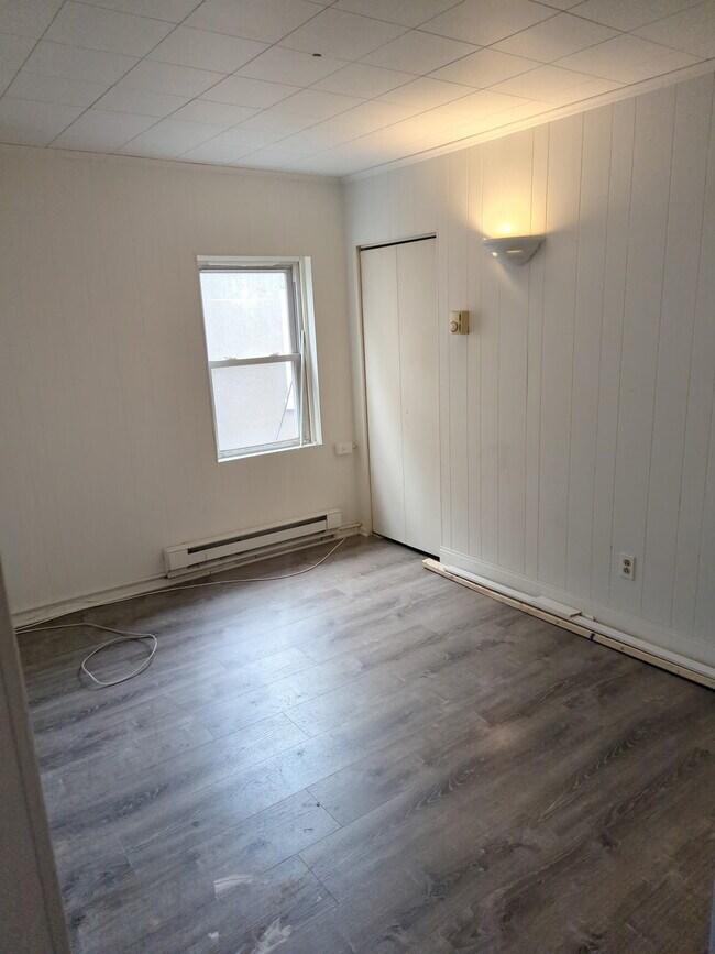 Building Photo - 605 Pond St