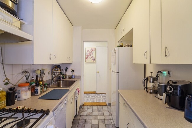 Building Photo - 420 E 64th St