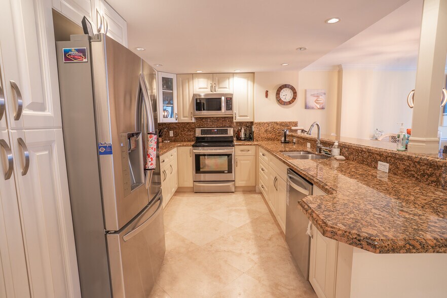 Building Photo - 1149 Hillsboro Mile