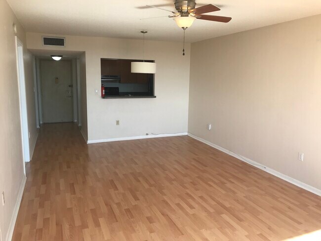 Building Photo - 1300 NE Miami Gardens Dr
