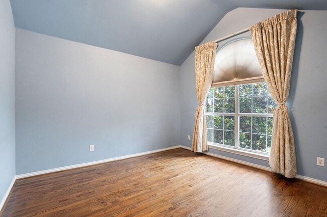 Building Photo - 2036 Camelot Dr