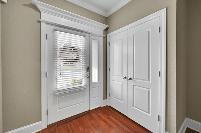 Building Photo - 2401 Dovedale Ct