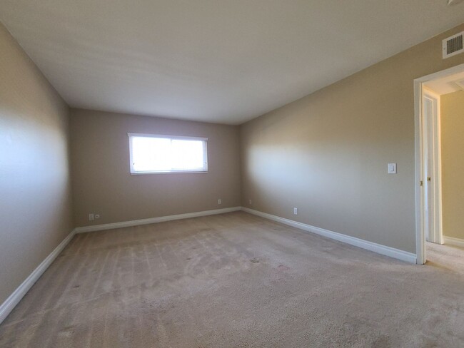 Building Photo - 2 Bedroom Condo in El Cajon with AC!